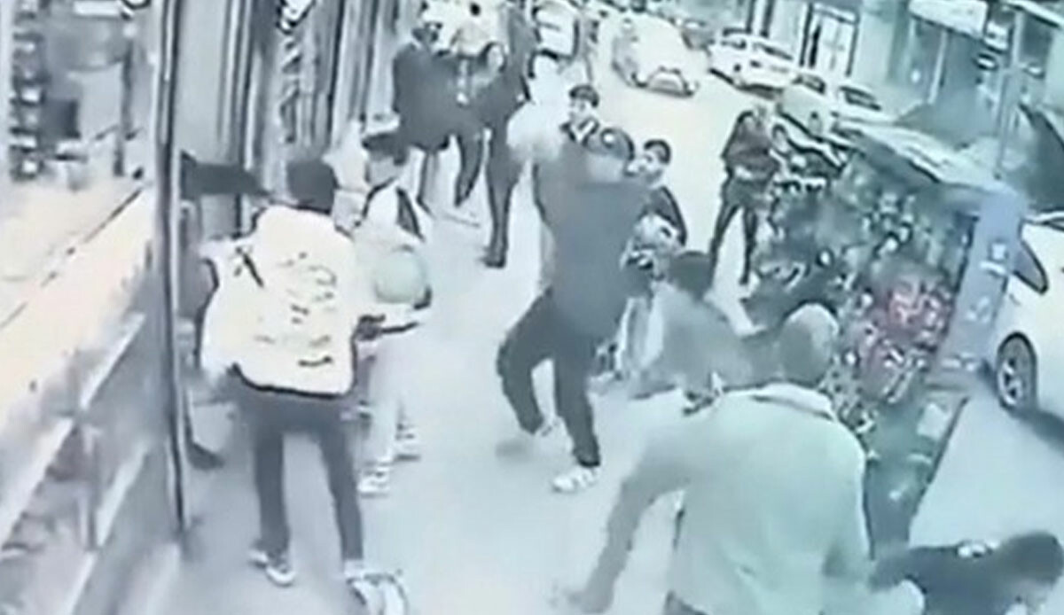 Kavgayı ayırmak isterken yüzüne tüpü yedi Kavgayı ayırmak isterken yüzüne tüpü yedi