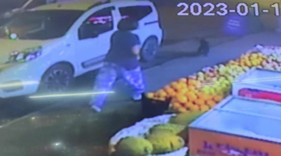 Markette dehşet anları: Oğlu tarafından bıçaklanan anneyi izinli polis memuru kurtardı Markette dehşet anları: Oğlu tarafından bıçaklanan anneyi izinli polis memuru kurtardı