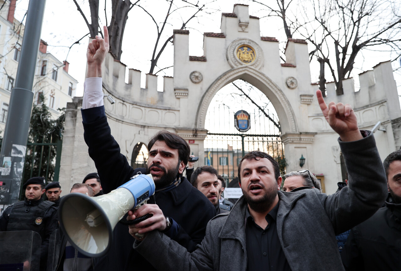 İsveç Konsolosluğu'nda dikkat çeken not: Kitabı yakan aptalın görüşünü paylaşmıyoruz İsveç Konsolosluğu'nda dikkat çeken not: Kitabı yakan aptalın görüşünü paylaşmıyoruz