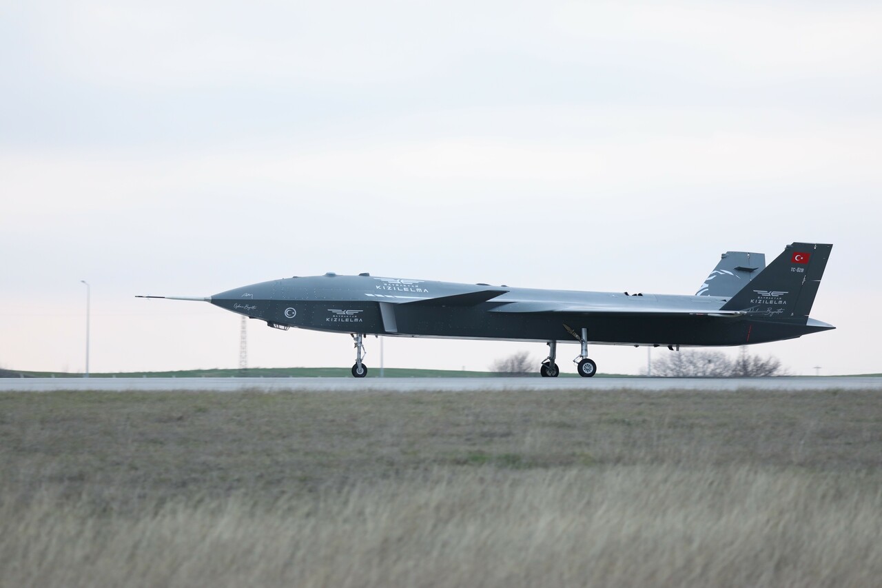 Selçuk Bayraktar paylaştı: Kızılelma ikinci kez havalandı! İşte gururlandıran görüntüler