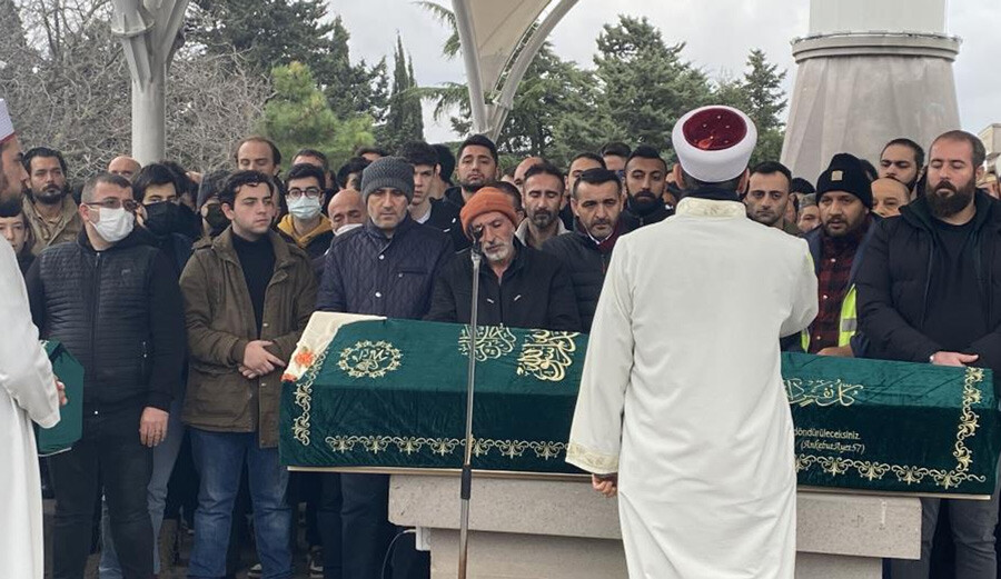 Genç oyuncu Berat Efe Parlar’ın annesi son yolculuğuna uğurlandı Genç oyuncu Berat Efe Parlar’ın annesi son yolculuğuna uğurlandı