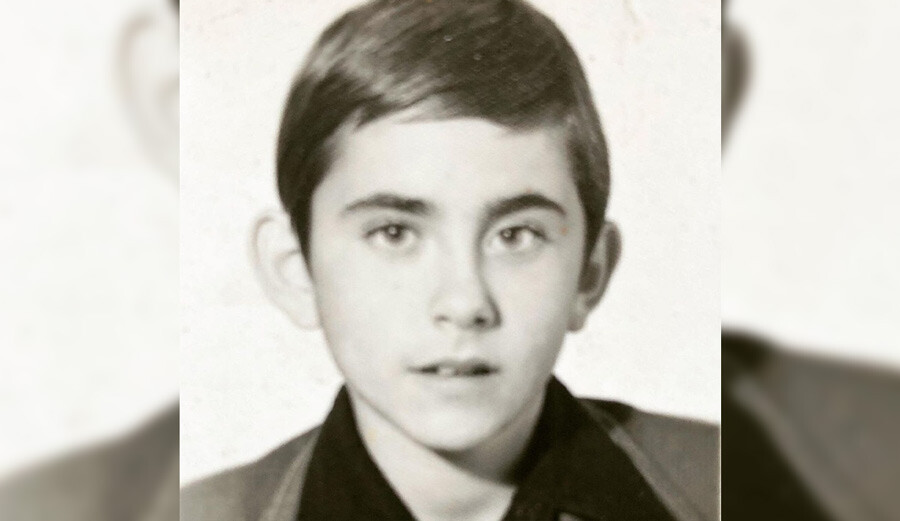 Ünlü oyuncudan gülümseten paylaşım… “Sağ kulağımın büyüklüğü canım öğretmenlerimin eseri”