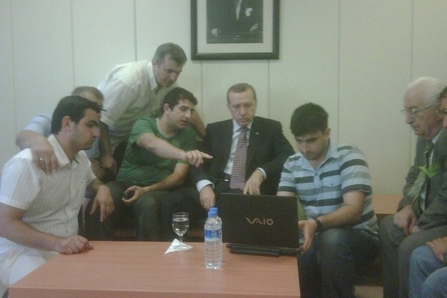 Tarihi fotoğrafla ortaya çıktı! Cumhurbaşkanı Erdoğan savaşların seyrini değiştiren Türk İHA'larını yıllar önce Bayraktar kardeşlerden dinlemiş... İşte o kare