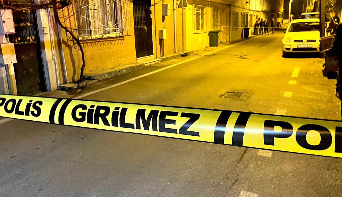 Takip ettiği kadını kızının önünde başından vurdu
