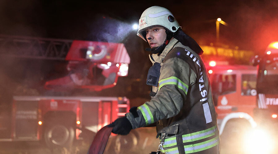 Tuzla’da seralar bölgesinde korkutan yangın: Depo alev alev yandı! Tuzla’da seralar bölgesinde korkutan yangın: Depo alev alev yandı!