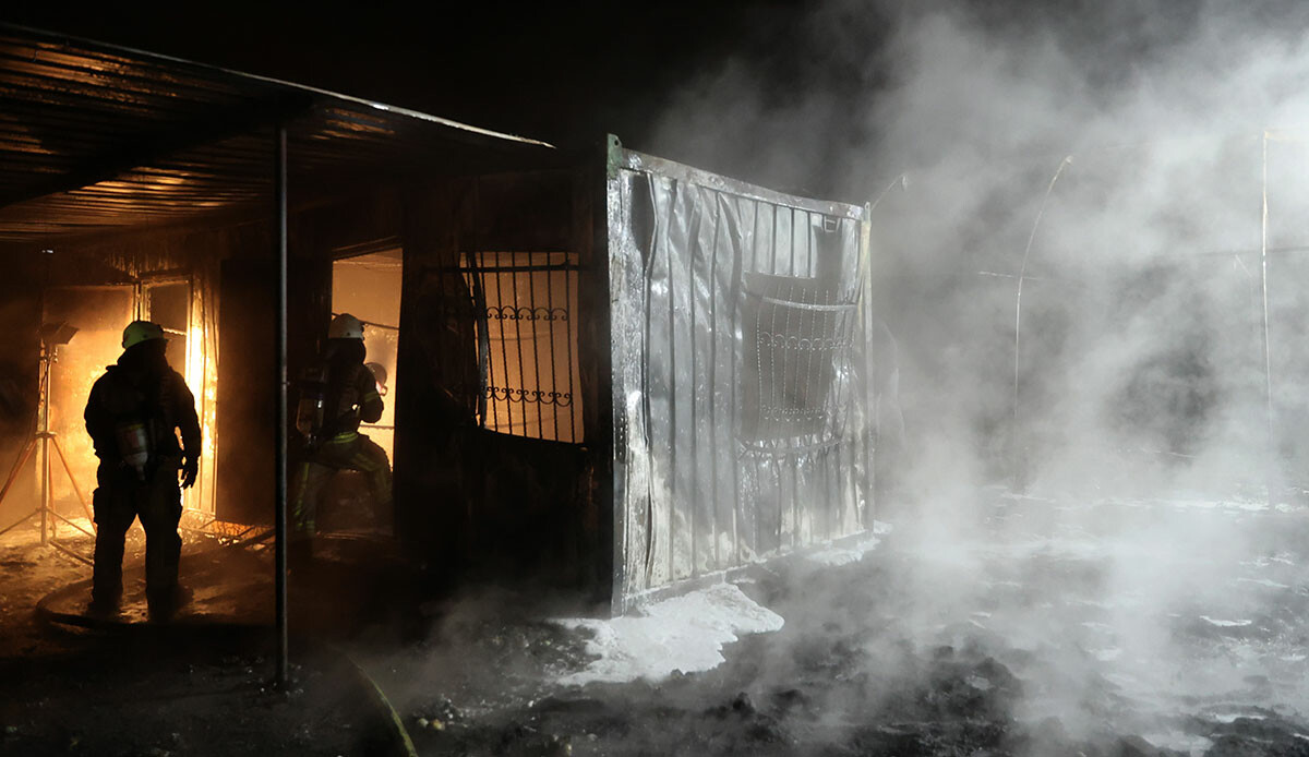 Tuzla’da seralar bölgesinde korkutan yangın: Depo alev alev yandı!