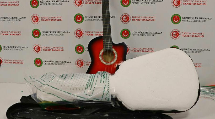 Şeytanın aklına gelmez! Uyuşturucu tacirlerinden akılalmaz yöntemler: Gitar kılıfından terlik tabanına…