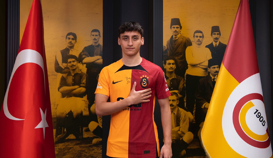 Galatasaray'da altyapıdan yetişen kaleci Jankat Yılmaz ile Emirhan Kayar profesyonel oldu Galatasaray'da altyapıdan yetişen kaleci Jankat Yılmaz ile Emirhan Kayar profesyonel oldu