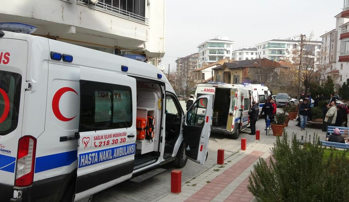 Apartmanın bodrum katında yangın panik dolu anlara neden oldu! 3 kişi dumandan etkilendi Apartmanın bodrum katında yangın panik dolu anlara neden oldu! 3 kişi dumandan etkilendi