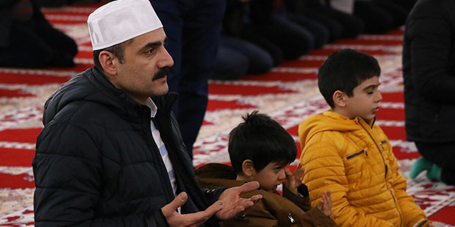 Rahmet ve bereket gecesi: Regaip Kandili dualarla idrak edildi Rahmet ve bereket gecesi: Regaip Kandili dualarla idrak edildi