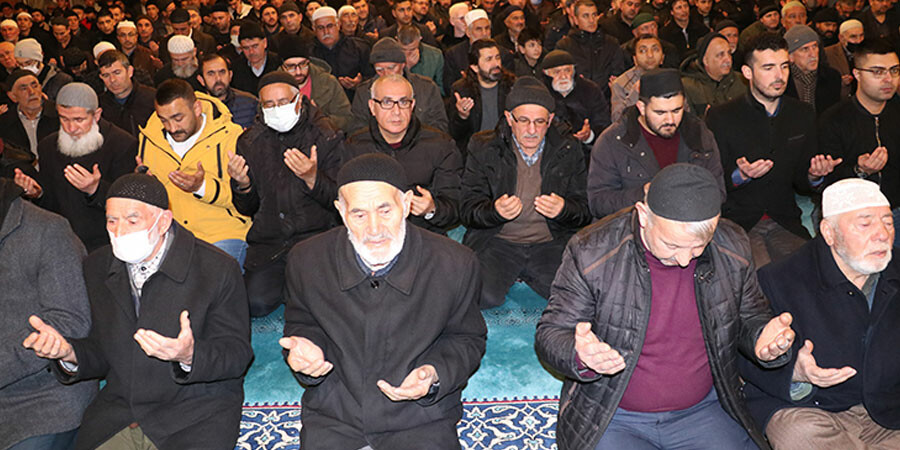 Rahmet ve bereket gecesi: Regaip Kandili dualarla idrak edildi Rahmet ve bereket gecesi: Regaip Kandili dualarla idrak edildi
