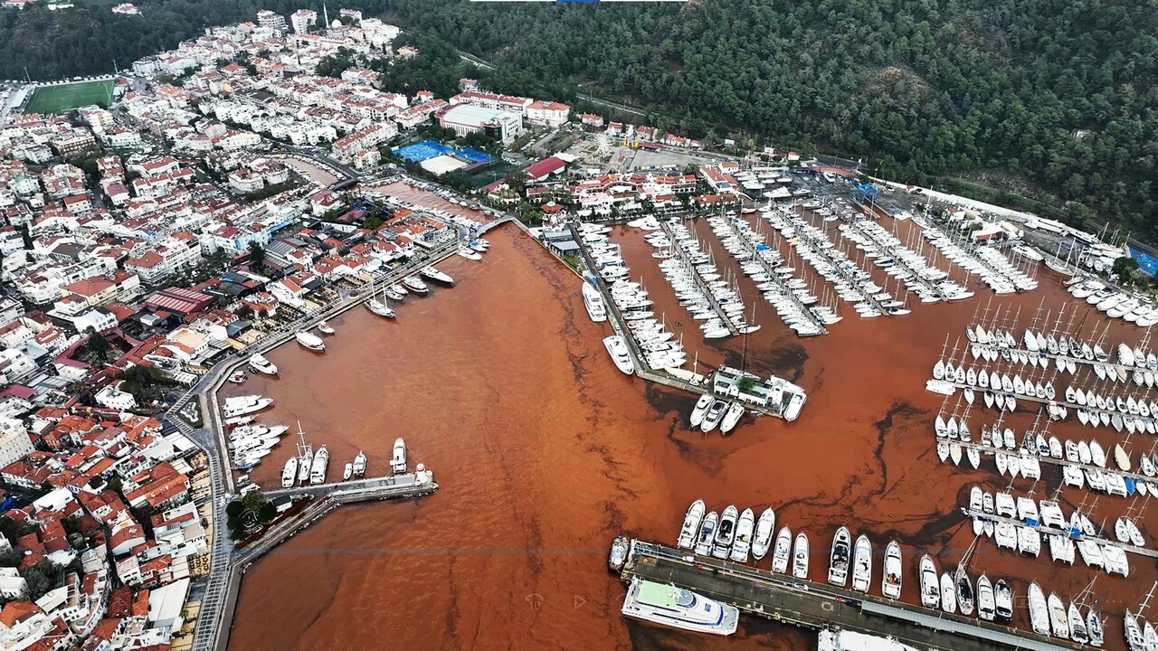 Marmaris ve Bodrum'u fırtına vurdu! Denizin rengi bile değişti