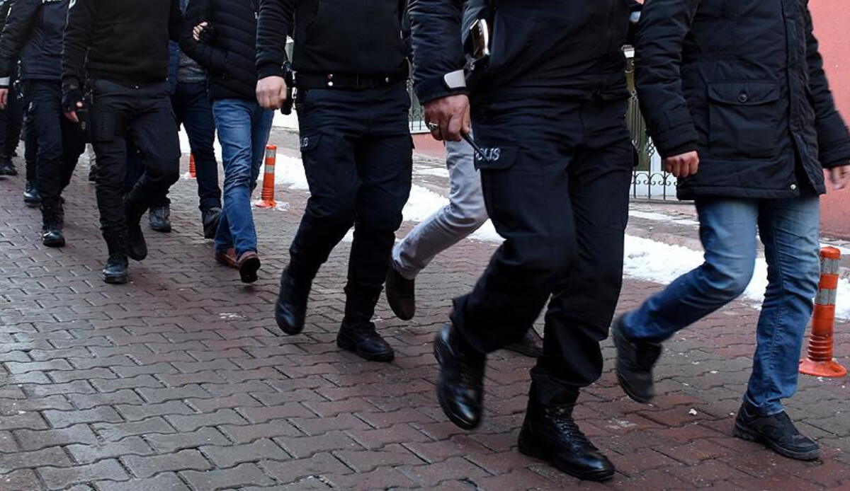 Son dakika: Ankara merkezli 5 ilde FETÖ'nün kamu mahrem yapılanmasına operasyon: 12 şüpheliye gözaltı kararı Son dakika: Ankara merkezli 5 ilde FETÖ'nün kamu mahrem yapılanmasına operasyon: 12 şüpheliye gözaltı kararı
