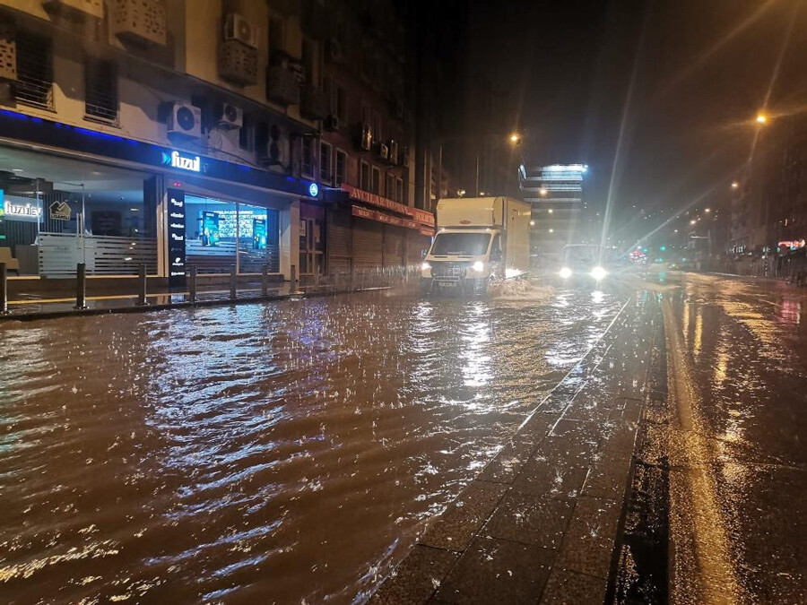 İzmir sağanak yağışa teslim! Yollar göle döndü, polis aracı çöken yola düştü İzmir sağanak yağışa teslim! Yollar göle döndü, polis aracı çöken yola düştü