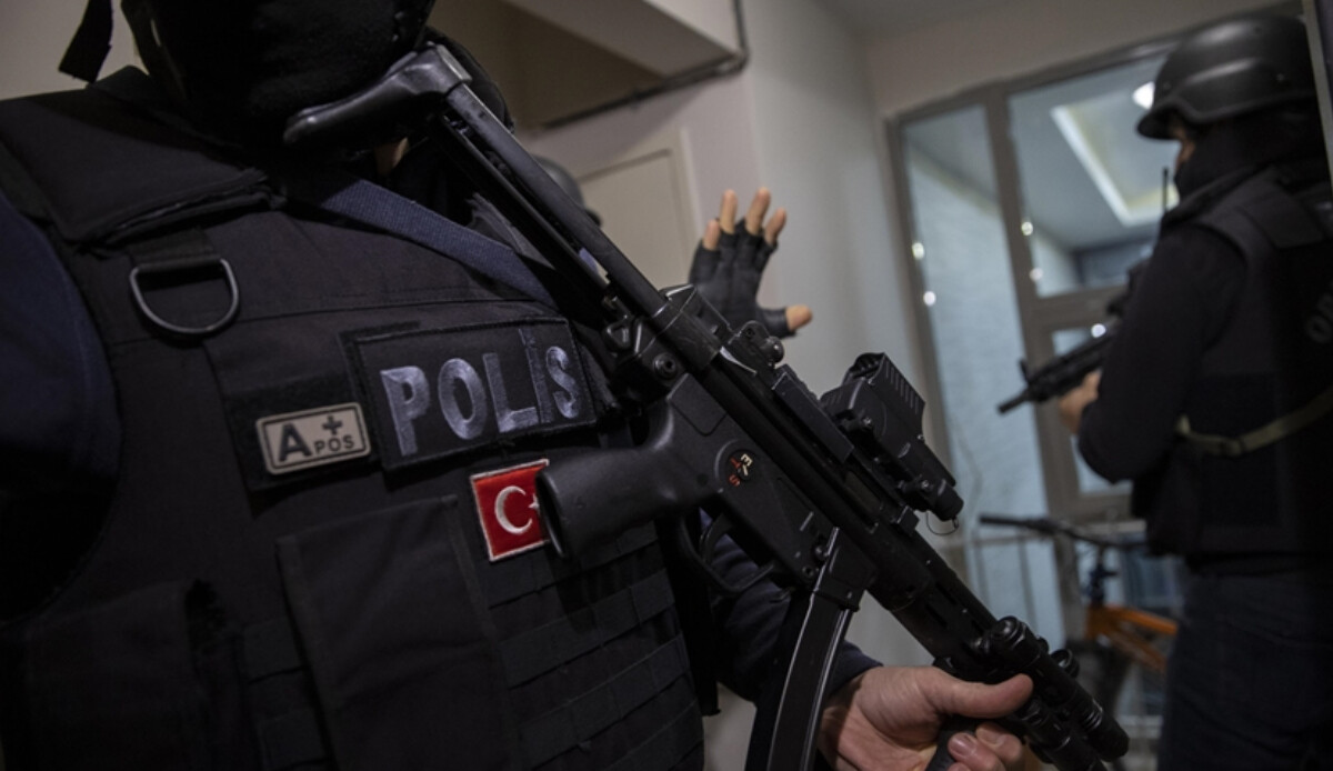 Son dakika: İstanbul'da DEAŞ, HTŞ ve El Kaide'ye yönelik operasyon: 10 kişi gözaltında Son dakika: İstanbul'da DEAŞ, HTŞ ve El Kaide'ye yönelik operasyon: 10 kişi gözaltında