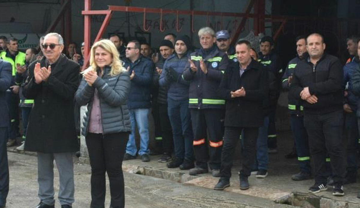 Belediyeden zam jesti! Sözleşme imzalandı: En düşük işçi maaşı 12 bin lira oldu Belediyeden zam jesti! Sözleşme imzalandı: En düşük işçi maaşı 12 bin lira oldu