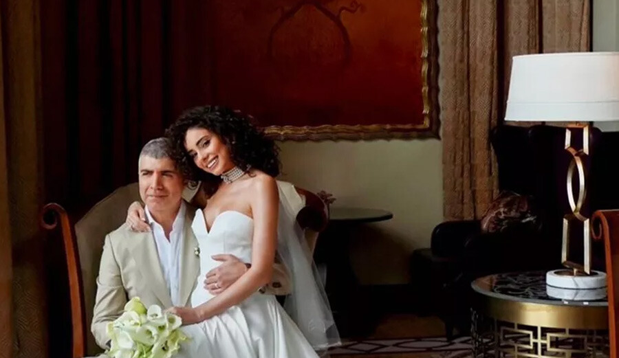 Özcan Deniz’in eşine aldığı tektaşın fiyatı ortaya çıktı! Aynısından dünyaca ünlü şarkıcıda var