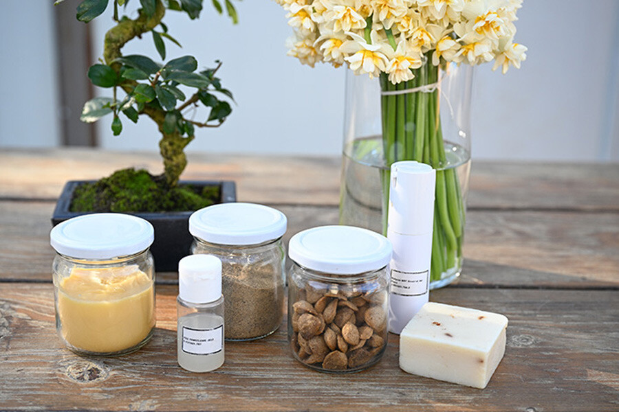 Sinekten yağ çıkardılar! Kozmetikten sonra bu defa da köpek maması yapıldı