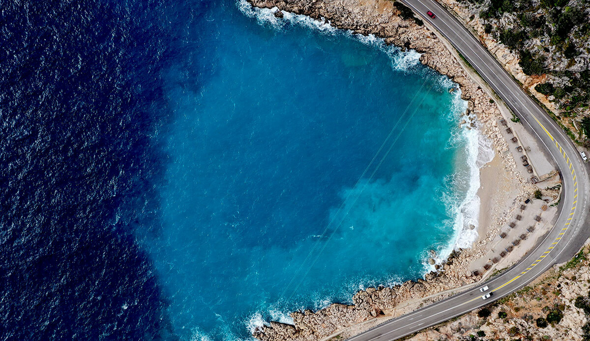 Antalya’da şiddetli yağış: Denizin rengi değişti