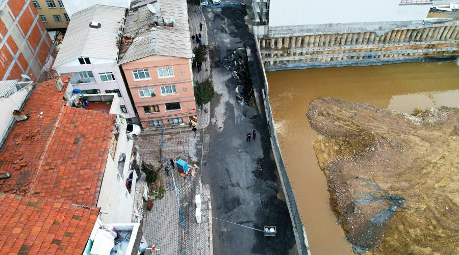 Zeytinburnu’ndaki patlamanın hasarı gün ağarınca ortaya çıktı
