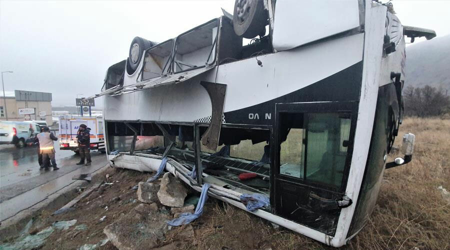 İşçi servisi takla attı: Çok sayıda yaralı var