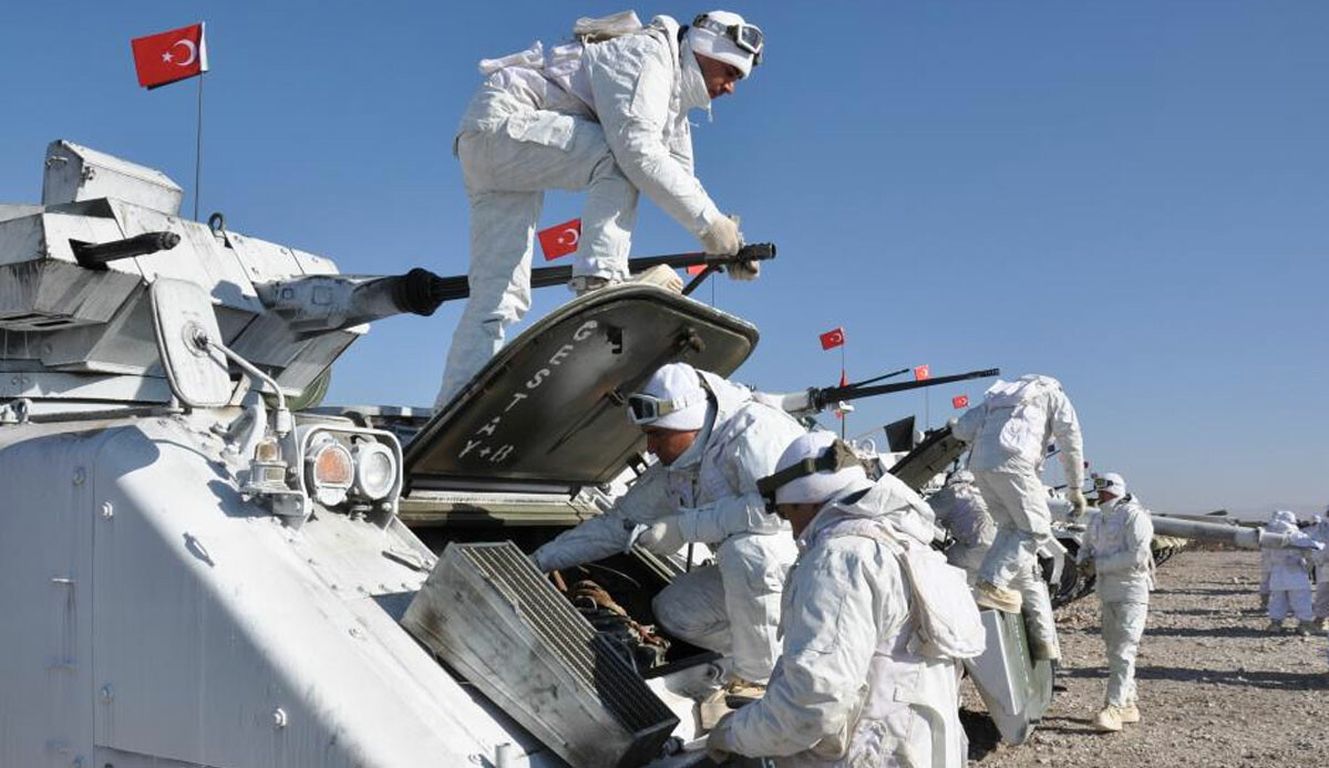Soğuk havaya aldırış etmediler: Mehmetçik’ten eksi 18 derece tatbikat