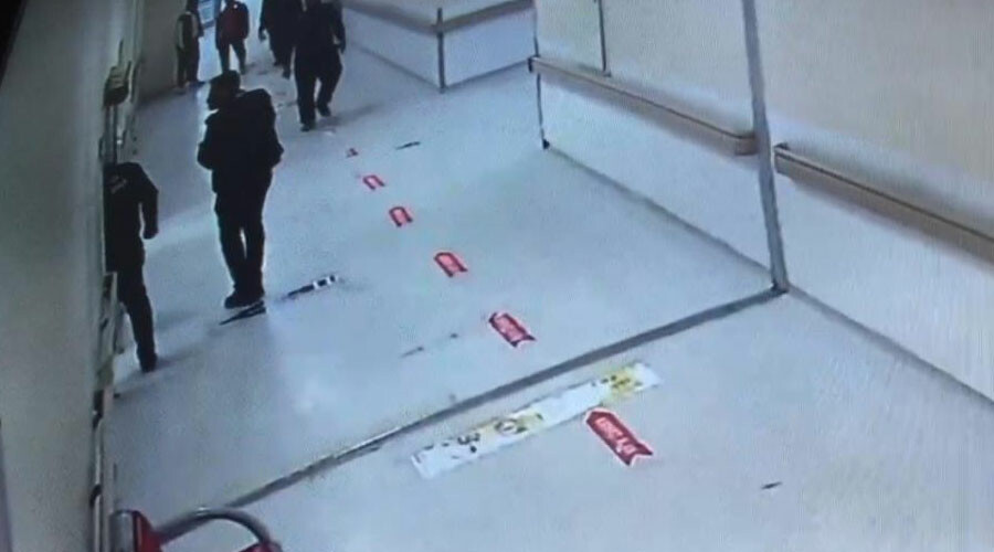 Yaralanan yavru kedi acilin yolunu tuttu Yaralanan yavru kedi acilin yolunu tuttu