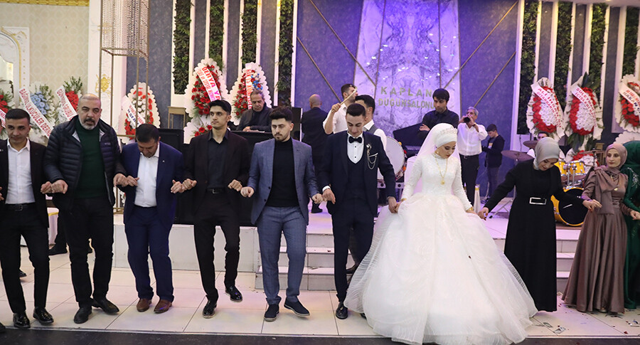 Evlat Nöbeti'nden düğüne! PKK'dan kurtardığı oğlunu evlendirdi Evlat Nöbeti'nden düğüne! PKK'dan kurtardığı oğlunu evlendirdi