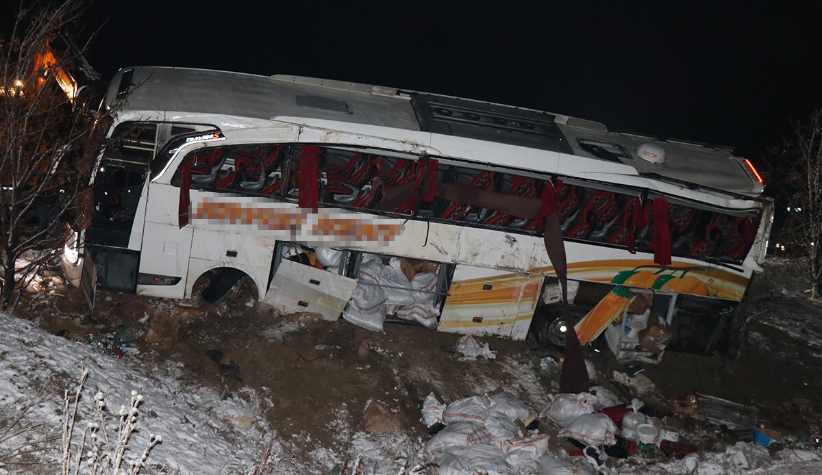 Son dakika! Kayseri&#039;de yolcu otobüsü devrildi: Ölü ve yaralılar var