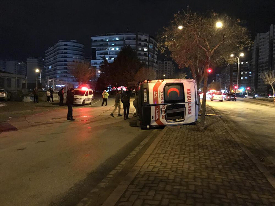 Konya'da feci kaza! Ambulans otomobille çarpıştı, çok sayıda yaralı var