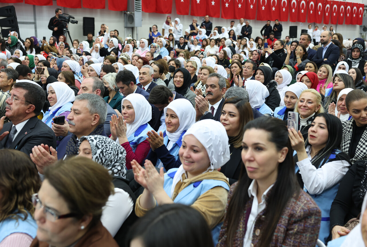Cumhubaşkanı Erdoğan duyurdu: Kadın istihdamında Cumhuriyet rekoru kırdık