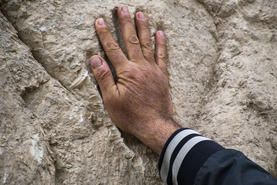 Kudüs’teki bin yıllık hendek duvarında gizemli bir el izi bulundu