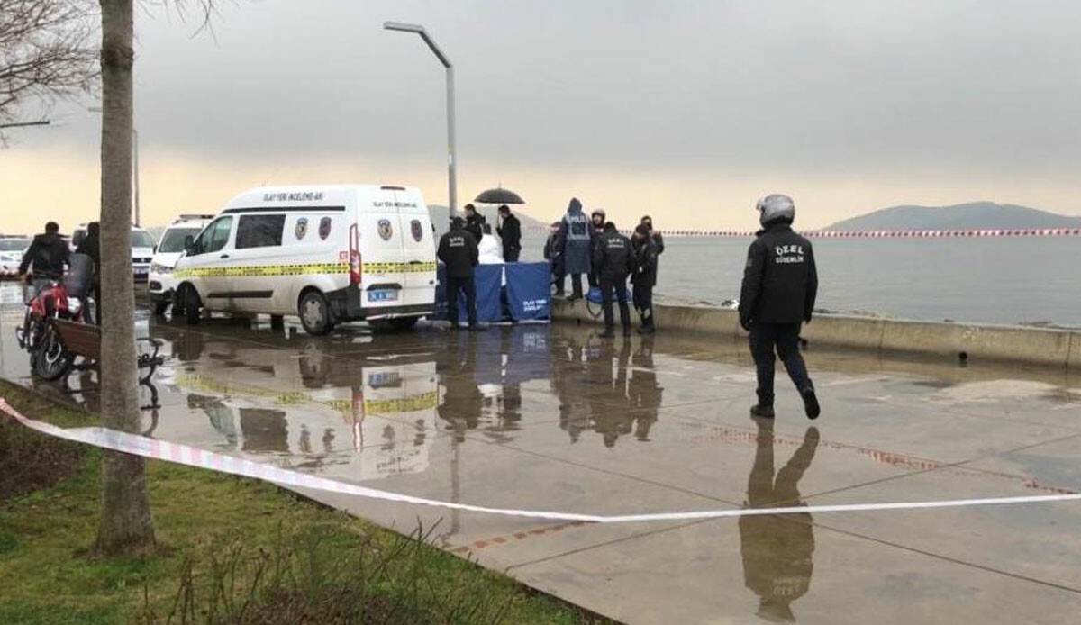Maltepe sahilinde kan donduran görüntü! Kıyıdan 200 metre ilerde görüldü, ekipler harekete geçti Maltepe sahilinde kan donduran görüntü! Kıyıdan 200 metre ilerde görüldü, ekipler harekete geçti