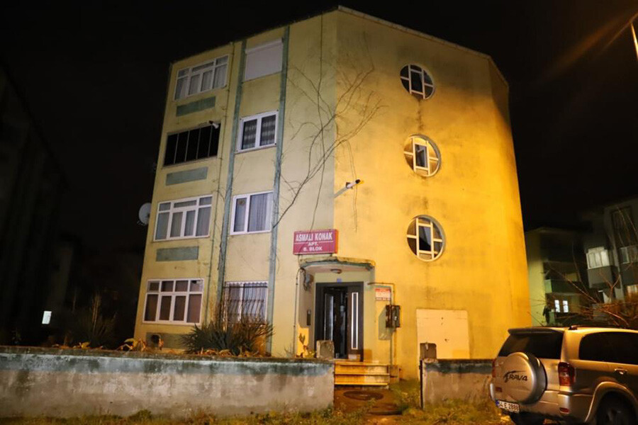Hırsızlar girdiği binadaki 9 daireyi soyup kayıplara karıştı Hırsızlar girdiği binadaki 9 daireyi soyup kayıplara karıştı