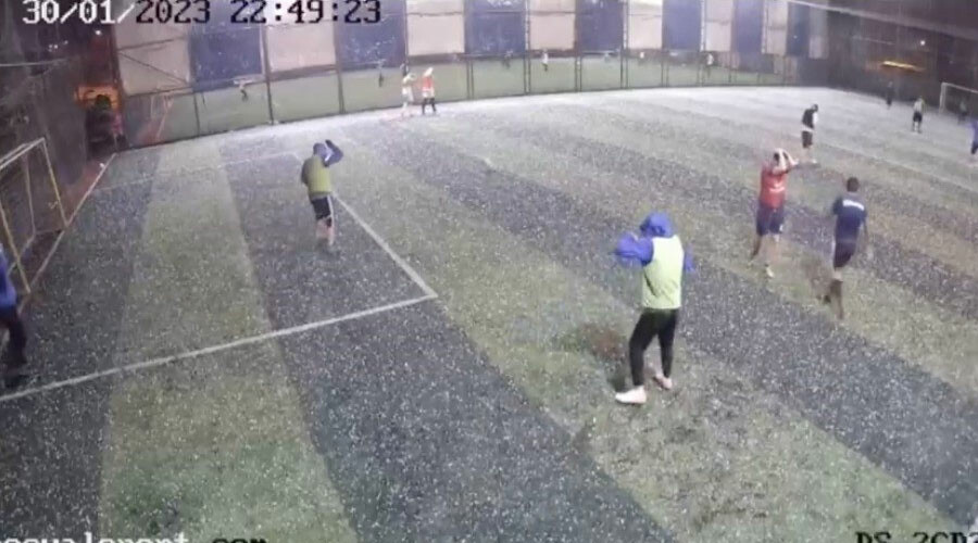 Doluya halı sahada yakalandılar, sahadan koşarak kaçtılar Doluya halı sahada yakalandılar, sahadan koşarak kaçtılar