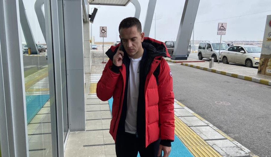 Amir Hadziahmetovic İstanbul'a geldi, Beşiktaş yeni transferini KAP'a bildirdi Amir Hadziahmetovic İstanbul'a geldi, Beşiktaş yeni transferini KAP'a bildirdi
