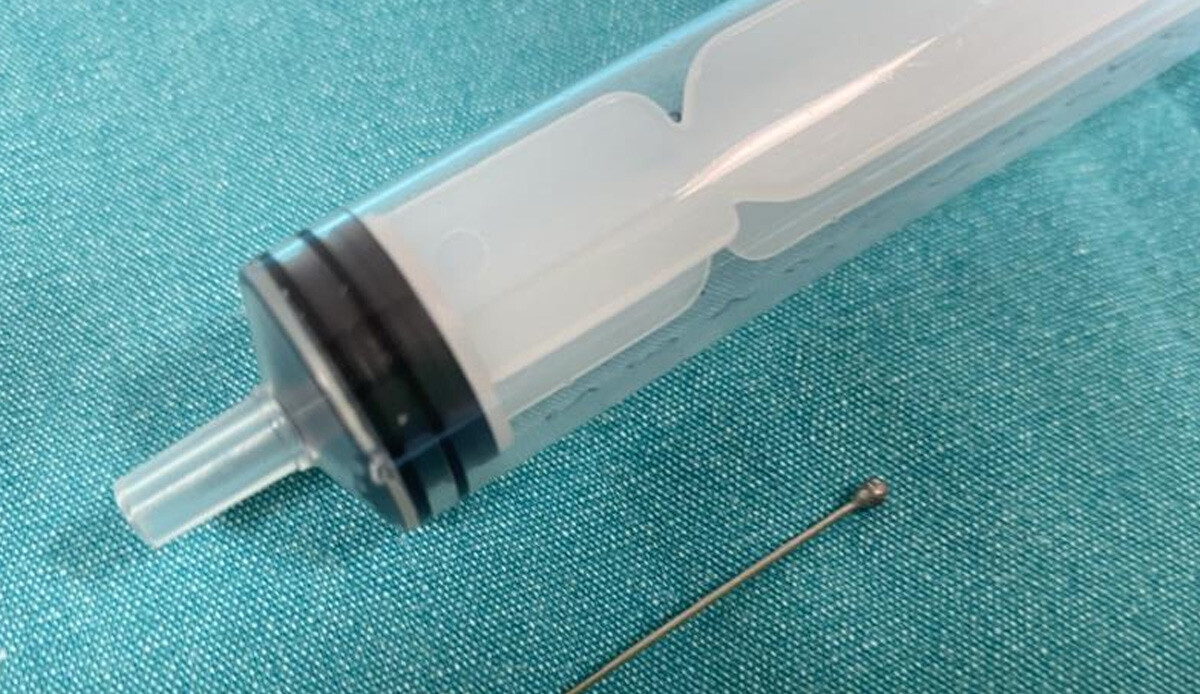 Akıllara durgunluk veren olay! Başörtü takarken hapşırdı, ağzındaki iğneyi yuttu