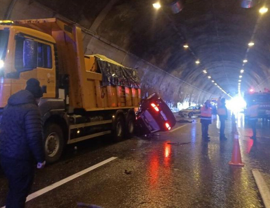 Son Dakika... Bolu Dağı Tüneli'nde 4 araç birbirine girdi: 1 ölü Son Dakika... Bolu Dağı Tüneli'nde 4 araç birbirine girdi: 1 ölü