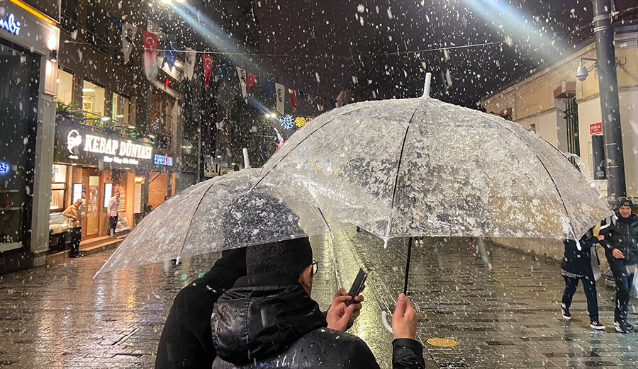 Meteoroloji uyarmıştı! İstanbul'da hasret bitti, kar başladı
