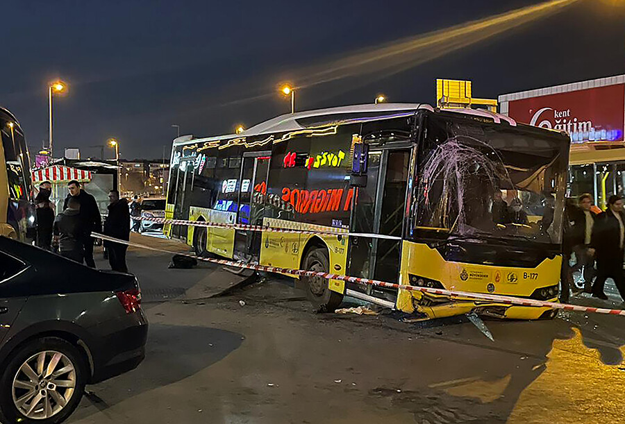 İETT otobüsü durağa daldı, ölü ve yaralılar var İETT otobüsü durağa daldı, ölü ve yaralılar var