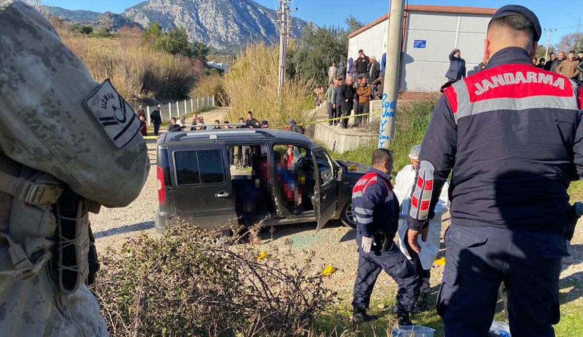 Son dakika: Antalya'da dehşet: Araç içerisinde 1'i muhtar 3'ü kişiyi öldürdü