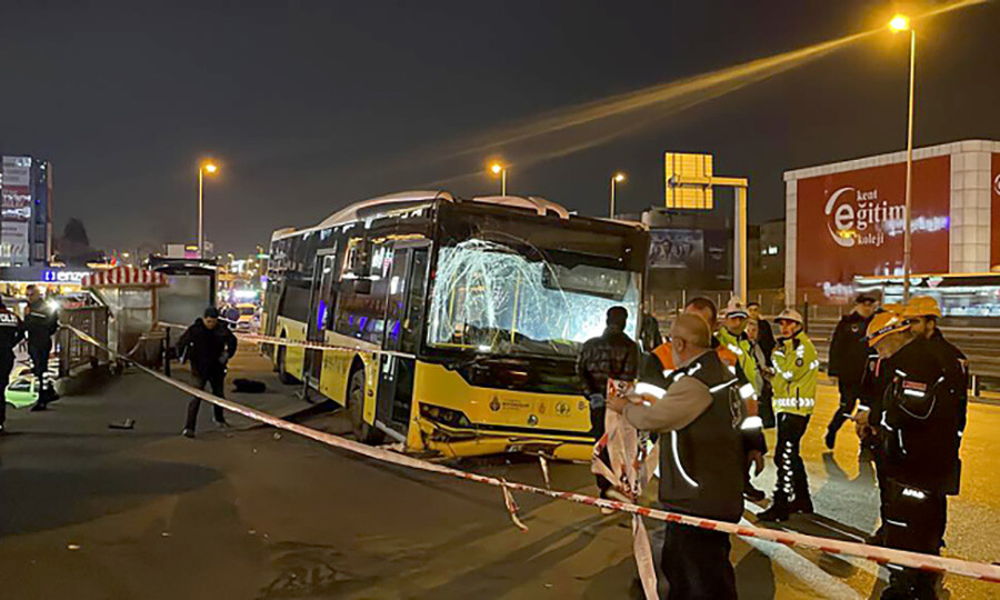 İETT otobüsü durağa daldı, ölü ve yaralılar var İETT otobüsü durağa daldı, ölü ve yaralılar var