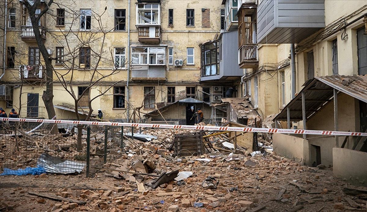 Rusya Ukrayna'da apartmanı hedef aldı: Füze saldırısında 3 ölü 8 yaralı Rusya Ukrayna'da apartmanı hedef aldı: Füze saldırısında 3 ölü 8 yaralı