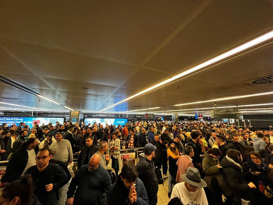Sabiha Gökçen Havalimanı'nda elektrikler kesildi!  Hizmet aksayınca yoğunluk başladı Sabiha Gökçen Havalimanı'nda elektrikler kesildi!  Hizmet aksayınca yoğunluk başladı