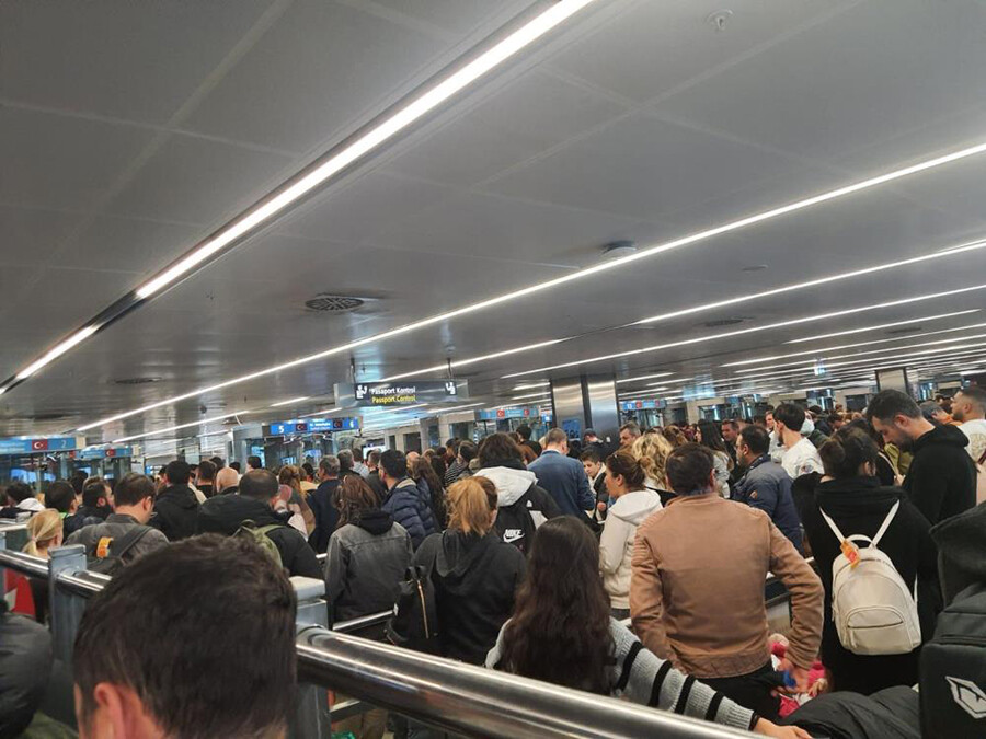 Sabiha Gökçen Havalimanı'nda elektrikler kesildi!  Hizmet aksayınca yoğunluk başladı Sabiha Gökçen Havalimanı'nda elektrikler kesildi!  Hizmet aksayınca yoğunluk başladı