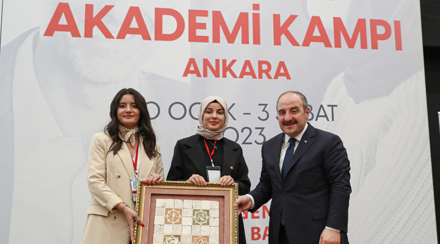 Bakan Varank gençlere vizyon aşıladı: Ülkeler İHA ve SİHA'larımızı almak için sıraya girmiş durumda