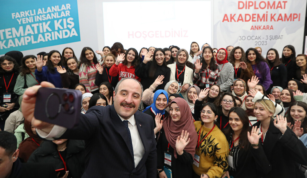 Bakan Varank gençlere vizyon aşıladı: Ülkeler İHA ve SİHA'larımızı almak için sıraya girmiş durumda
