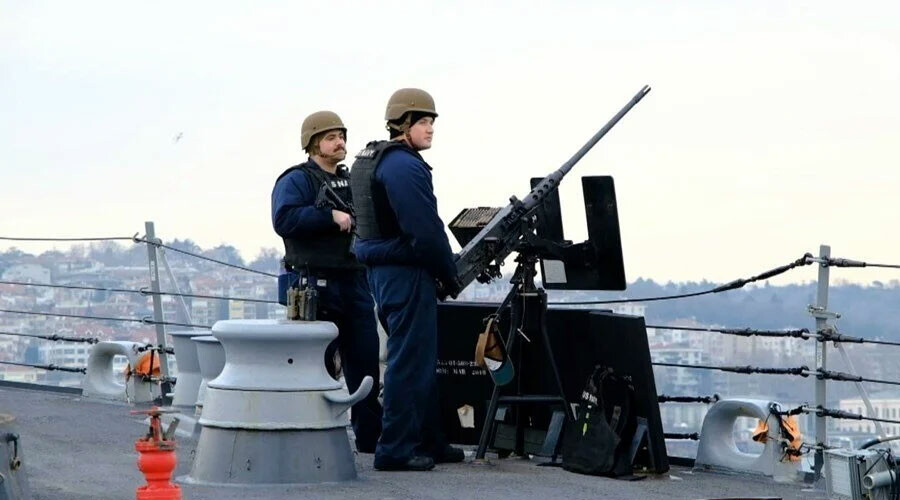 ABD savaş gemisi İstanbul'da: Dolmabahçe açıklarına demirledi
