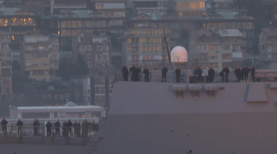 ABD savaş gemisi İstanbul'da: Dolmabahçe açıklarına demirledi