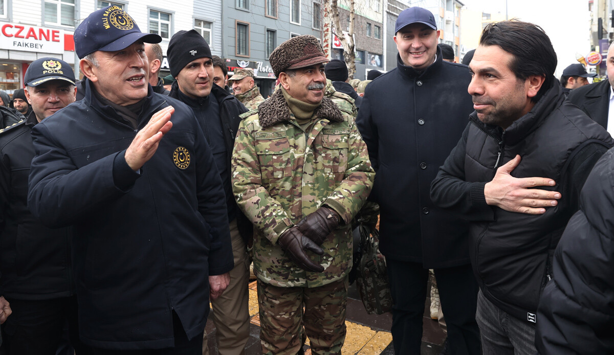 Bakan Akar ve beraberindeki konuk bakanlar Kars’ta esnafı ziyaret etti